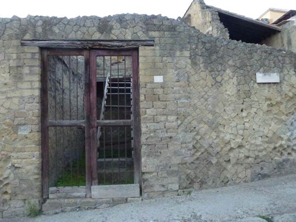 V.22, Herculaneum. October 2012. Looking west to entrance doorway. Photo courtesy of Michael Binns.